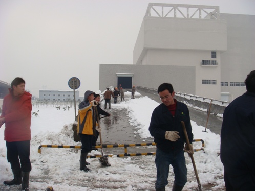 员工奋战在冰雪第一线，集团领导表示亲切慰问